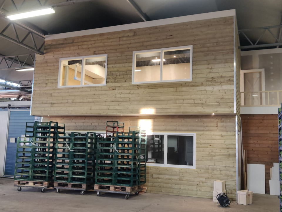 Houten kantine binnenin een schuur