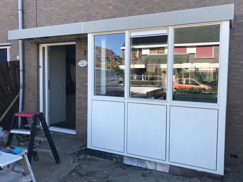 Erker met afdak aan woonhuis