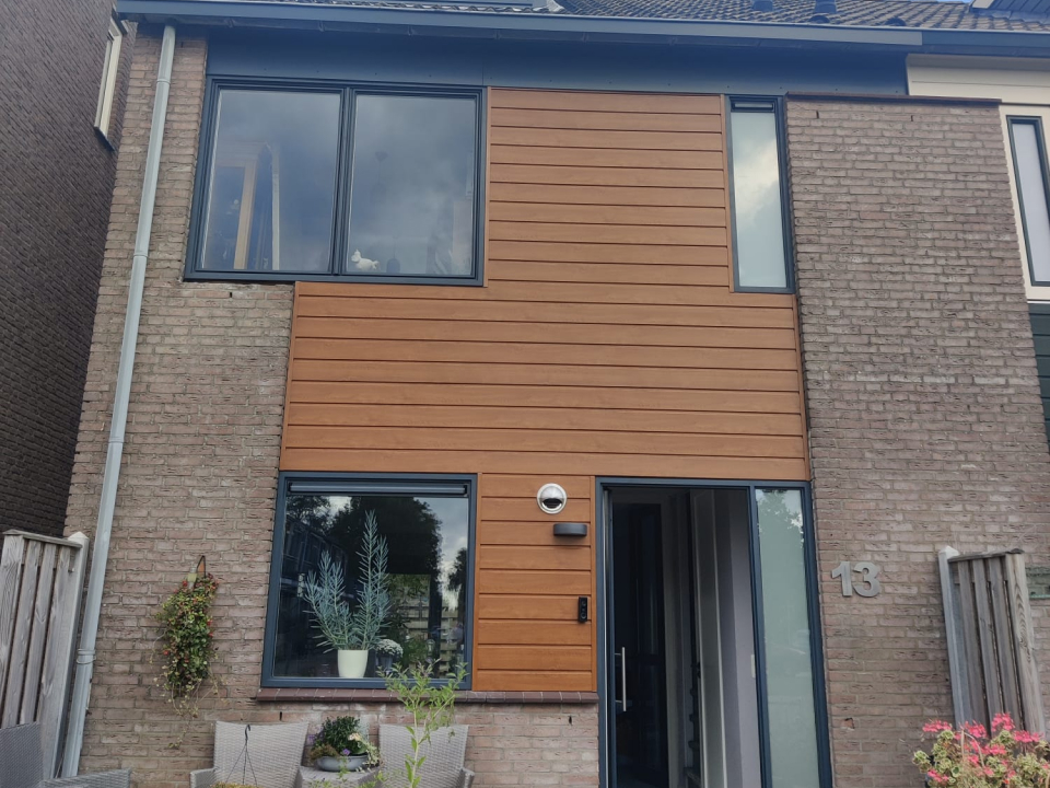 Vernieuwde kozijnen en panelen aan woning