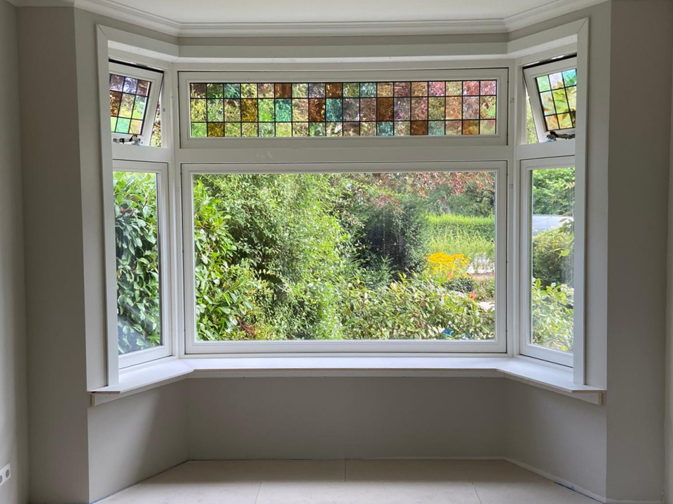 Nieuwe kozijnen in erker met glas-in-lood