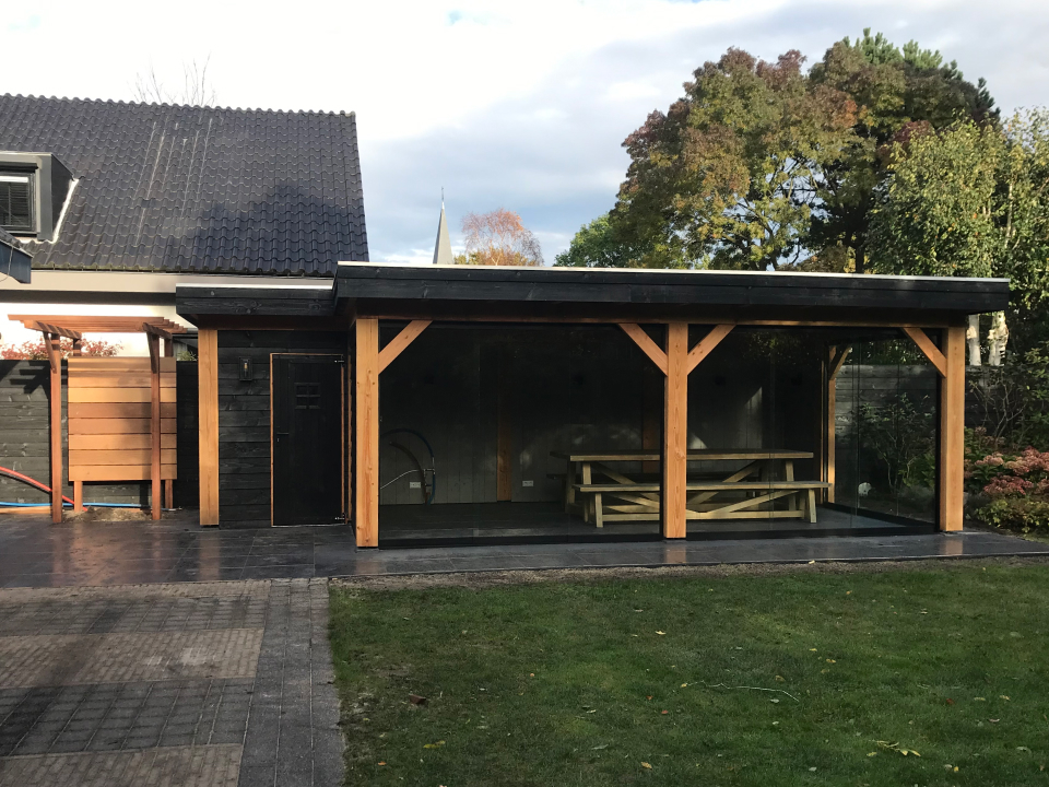 Grote overkapping in achtertuin met buitendouche
