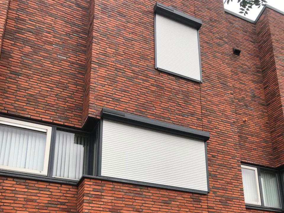 Meerdere rolluiken aan gevel