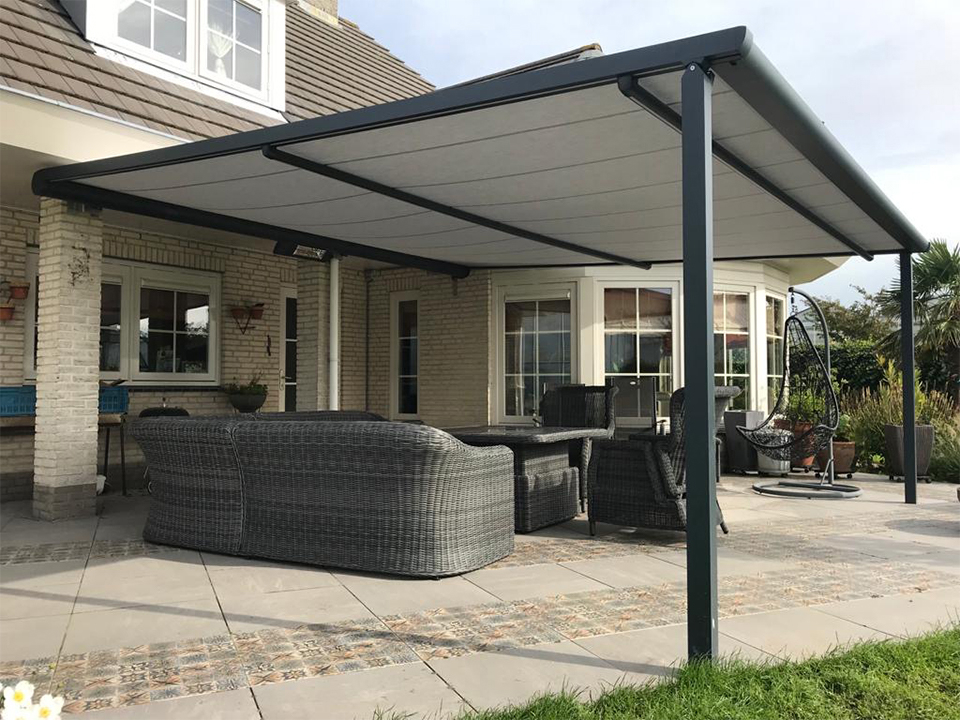 Pergola zonwering aan woonhuis